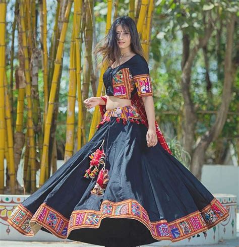 Latest & Cool Navratri Outfits Ideas for Women | Choli designs, Navratri chaniya choli, Garba outfit