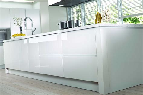 Gloss White J-Profile Handleless Kitchen | OG Kitchens