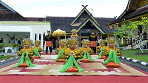 [Lengkap] Tari Sekapur Sirih: Sejarah, Fungsi, Pola Lantai, Busana + Video