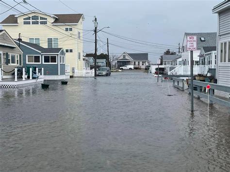 Hampton Beach, Maine coastal floods: Homes evacuated in 'unprecedented ...