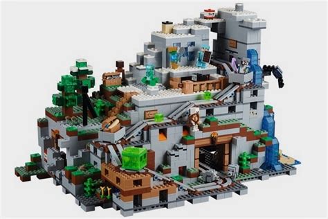 LEGO Minecraft Gigantic Mountain Cave