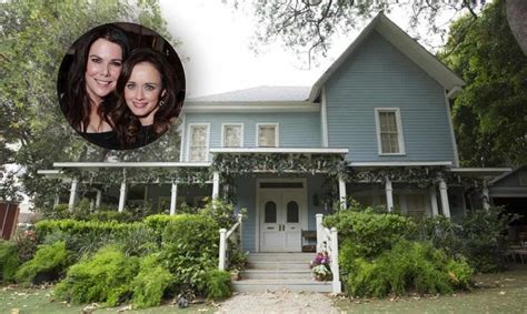 Is the 'Gilmore Girls' House Real? Lorelai And Rory’s Cozy Stars Hollow ...