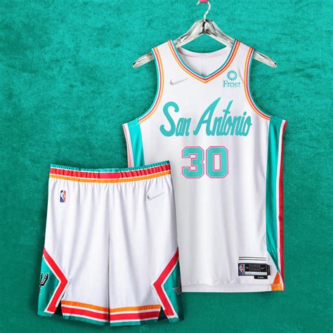 This is what a fully-committed retro/vintage jersey should've looked ...