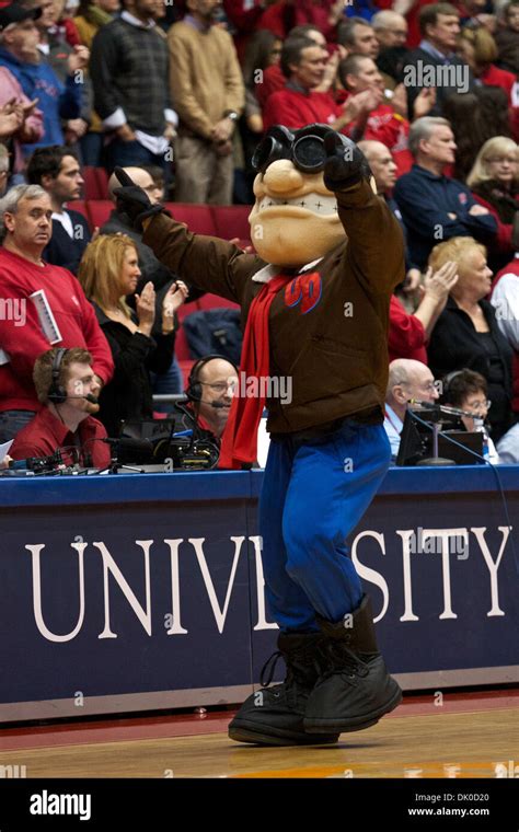 Dayton flyers mascot rudy hi-res stock photography and images - Alamy