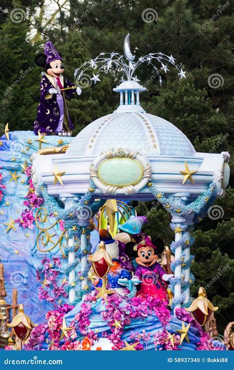 Mickey En Minnie Mouse in Disneyland Parijs Op Parade Redactionele ...