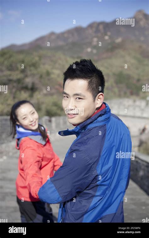 Young couples take pictures in the Great Wall Tourism Stock Photo - Alamy