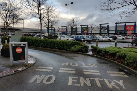 Man 'armed with gun outside shopping centre' sparks major police chase ...