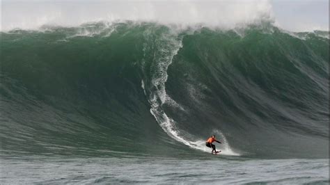 Surfers take on giant waves as storm hits California - BBC News