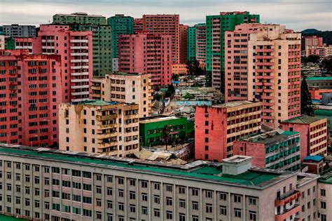 Inside the real North Korea: Spectacular pictures show people enjoying street food bars and days ...