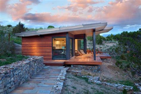 Mountain modern retreat in Montana is embedded into hillside | Modern small house design, Small ...