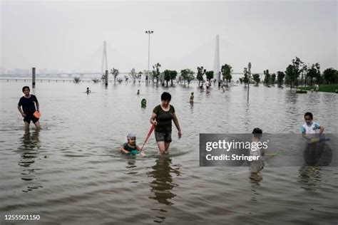 Yangtze River Flooding Photos and Premium High Res Pictures - Getty Images