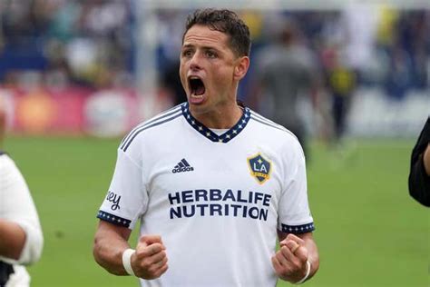 Former Galaxy star 'Chicharito' returns to Chivas