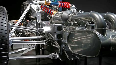 This Is How An F1 Race Car's Suspension Works