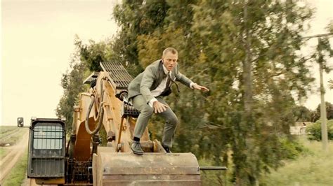 Bond uses excavator to get into train in Skyfall | Cultjer