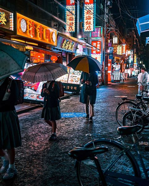 Vibrant Photos Capture the Energy of Tokyo Nightlife