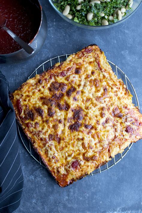 Detroit Style Cheese Pizza Recipe - Cook's Hideout