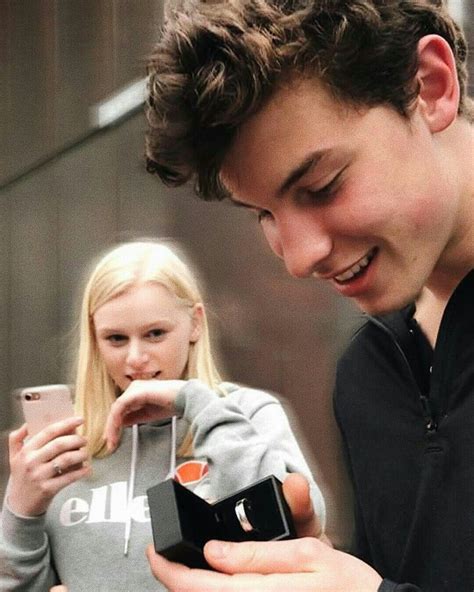 He's got a ring? From the girl in the background? | Shawn mendes, Shanw mendes, Shawn