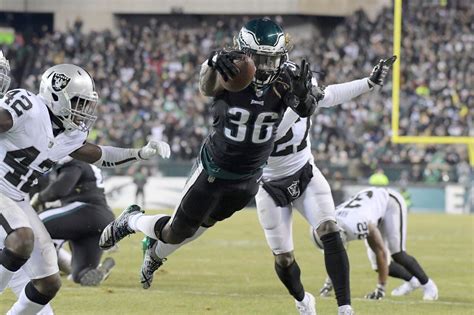 Eagles survive ugly game vs. Raiders, 19-10, to secure home-field ...