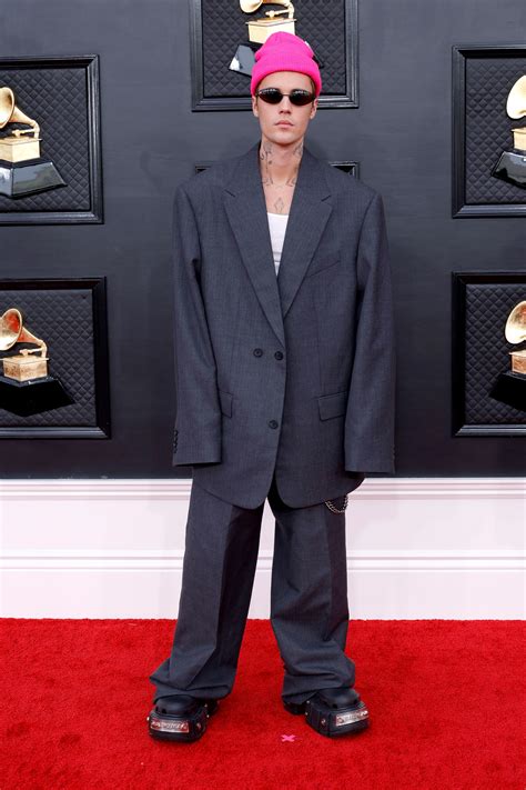 Justin Bieber optó por un traje oversize –y unas Crocs– en los Premios Grammy 2022 | Vogue España