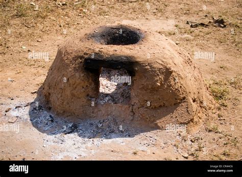 Clay oven hi-res stock photography and images - Alamy