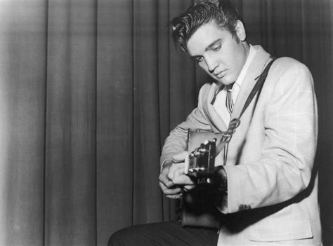 Biography of Elvis Presley - Biography Archive