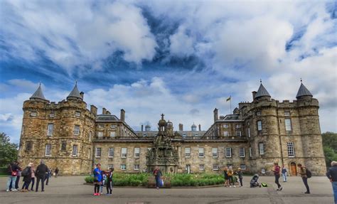 Palace of Holyroodhouse Tour: Royal Experience - Postcards & Passports