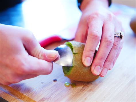 This easy hack will change the way you eat kiwi - Business Insider