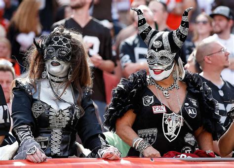 Resurgent Raiders hold off Browns 27-20