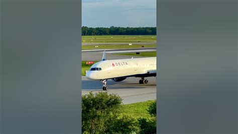 RARE DELTA BOEING 757-200 TAKEOFF FROM KDAB‼️ Did you spot the pilot waving 👋? #boeing757 # ...