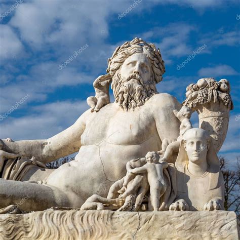 Una estatua del Coloso Nilo en el Jardín de las Tullerías de París contra un cielo azul ...