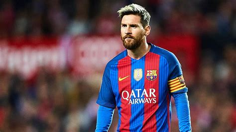 Lionel messi lleva un vestido deportivo rojo azul en el de la audiencia ...