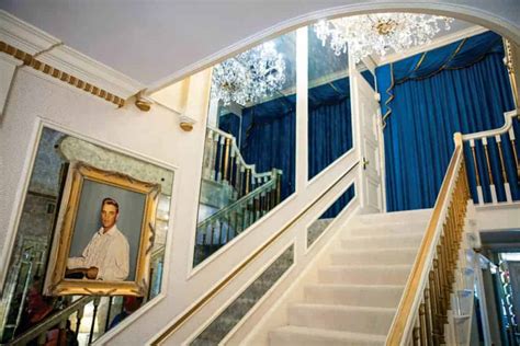 Look Inside Elvis’ Iconic Graceland – Home Addict