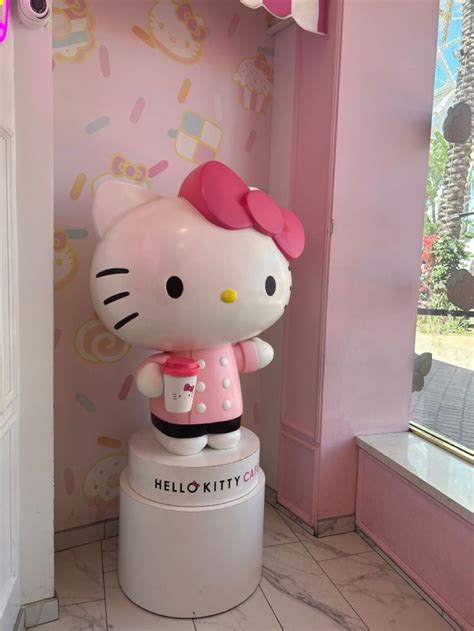 hello kitty cafe😄😄😄