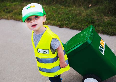 Sweet 3-year-old idolizes city garbage men: 'He really makes my day' - ABC News
