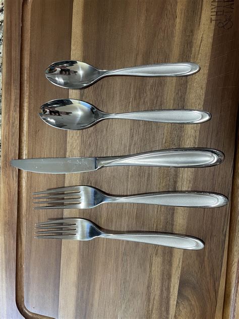 Oneida flatware set : r/HelpMeFind