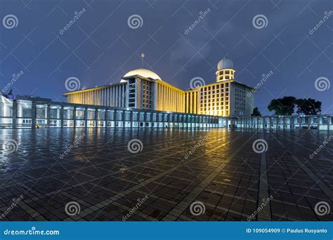 Istiqlal mosque at night editorial stock image. Image of night - 109054909