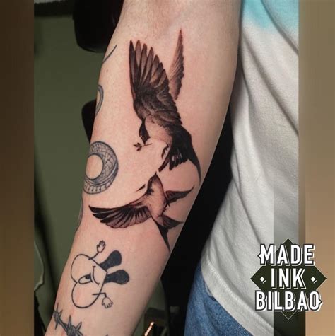 Tatuaje microrrealismo golondrinas - Made Ink Bilbao