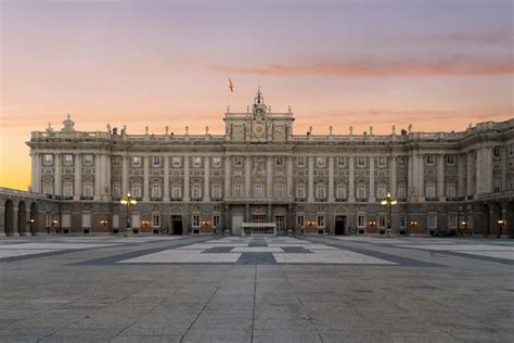 Madri royal palace no crepúsculo da noite no madri, espanha. | Foto Premium