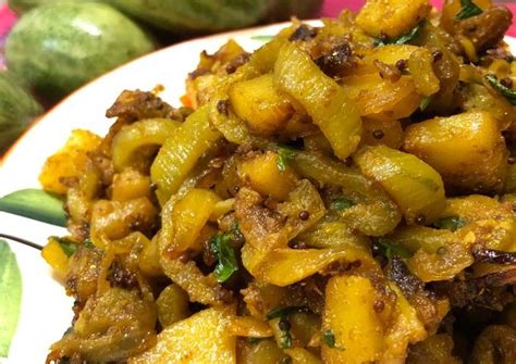 Parwal Aloo Sabzi (Pointed Gourd Potato Dry Vegetable) Recipe by ...