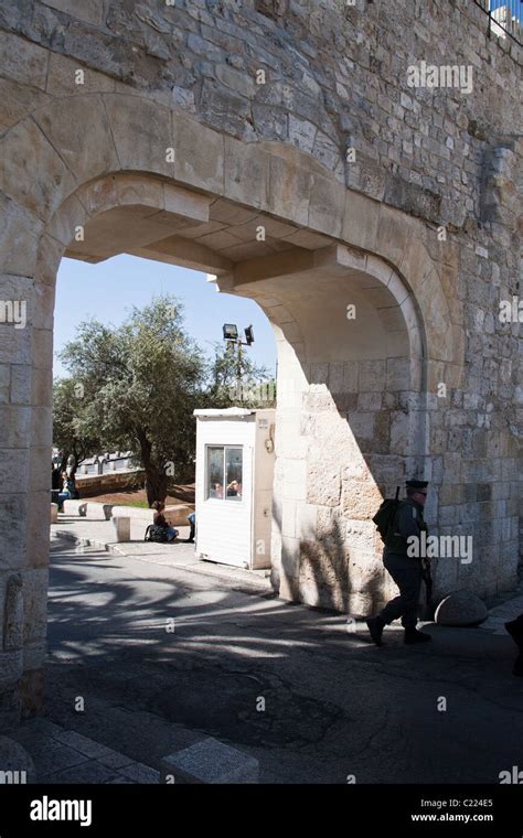 Dung gate jerusalem hi-res stock photography and images - Alamy