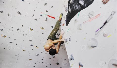 Man rock climbing 11282997 Stock Photo at Vecteezy