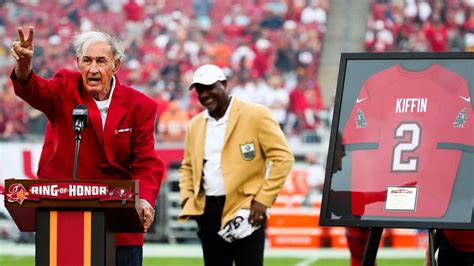 Monte Kiffin leads cheers during Bucs Ring of Honor induction