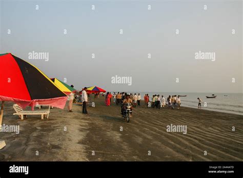 Tourists at Kuakata sea beach. Patuakhali, Bangladesh Stock Photo - Alamy