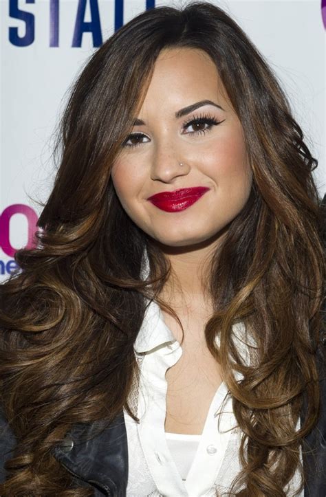 Celebrities wearing red lipstick | Demi lovato pictures, Demi lovato, Wear red lipstick