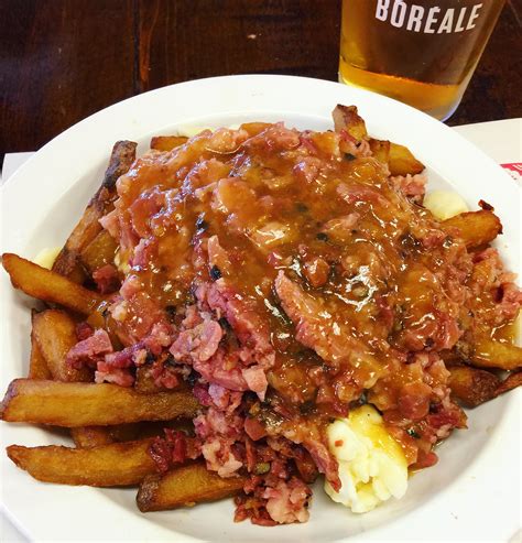 Montreal Smoked Meat Poutine [OC][2448x2548] : FoodPorn