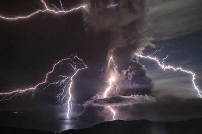 Lightning strikes over erupting volcano - BBC News