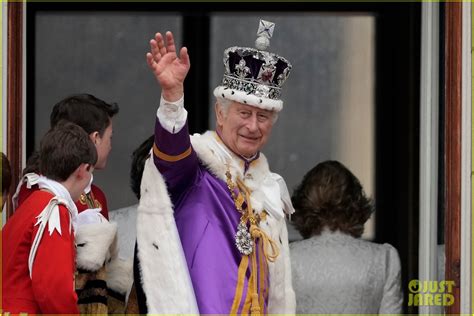 King Charles & Queen Camilla Wave to the Crowds from Buckingham Palace ...