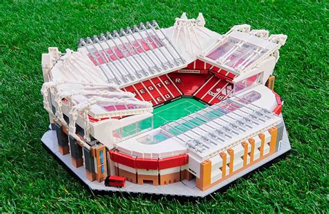 LEGO dévoile une réplique en 3898 pièces du stade Old Trafford