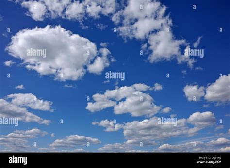 Fair-weather clouds (Cumulus Stock Photo - Alamy