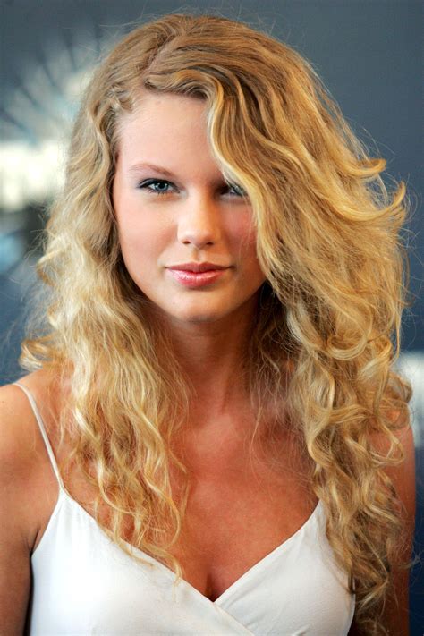 Swift sports a beachy 'do and natural makeup for the CMT Music Awards. - HarpersBAZAAR.com ...